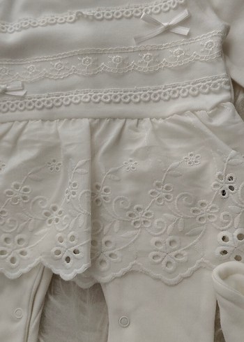 Dantel Detaylı Beyaz Bebek Hastane Kıyafeti - Görsel 5