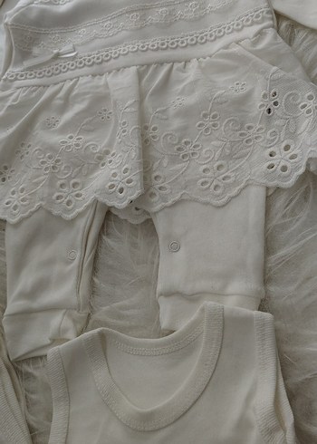 Dantel Detaylı Beyaz Bebek Hastane Kıyafeti - Görsel 4