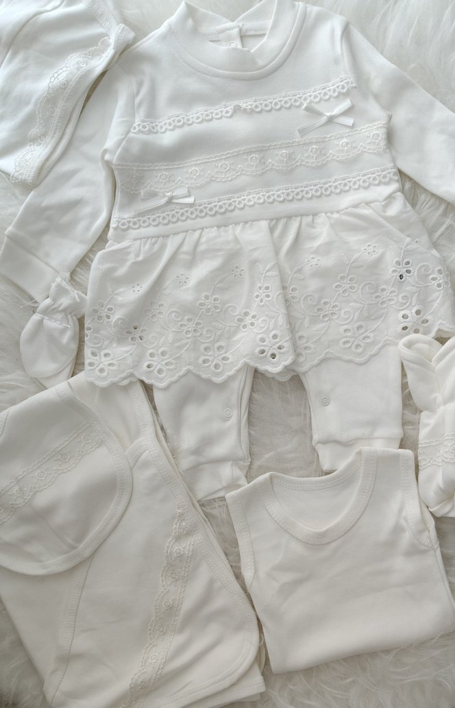 Dantel Detaylı Beyaz Bebek Hastane Kıyafeti - Görsel 3