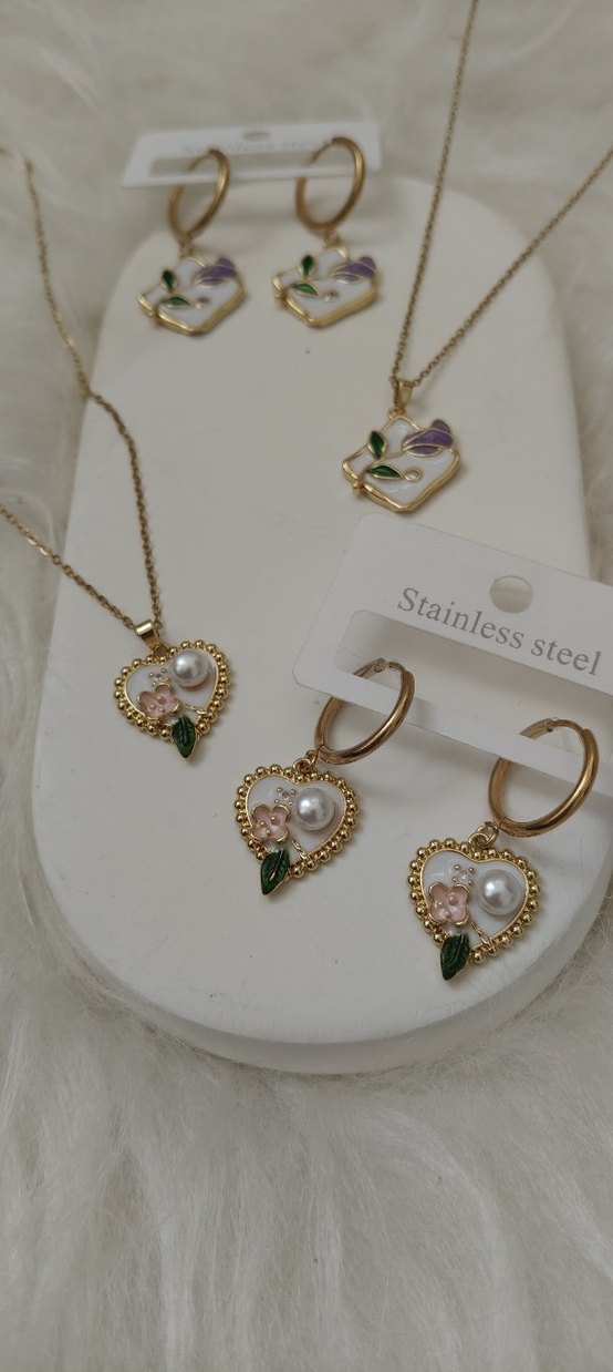 Altın Renkli Çiçek Desenli Mini Kolye ve Küpe Seti - Görsel 2