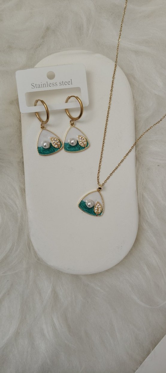 Altın Renkli Çiçek Desenli Mini Kolye ve Küpe Seti - Görsel 3