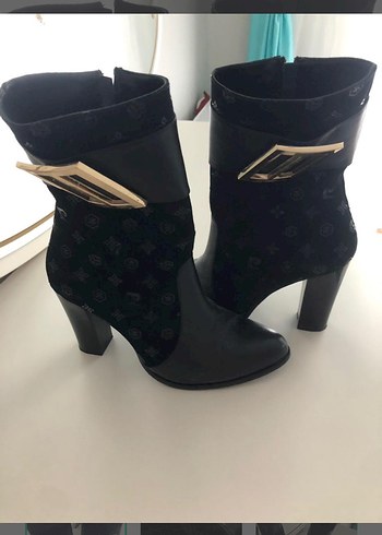 Pierre Cardin Sik Siyah Monogramli Topuklu Bot