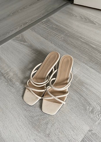 Bej Minimalist Topuklu Kadın Sandalet