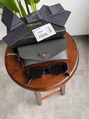 PRADA GÜNEŞ GÖZLÜĞÜ