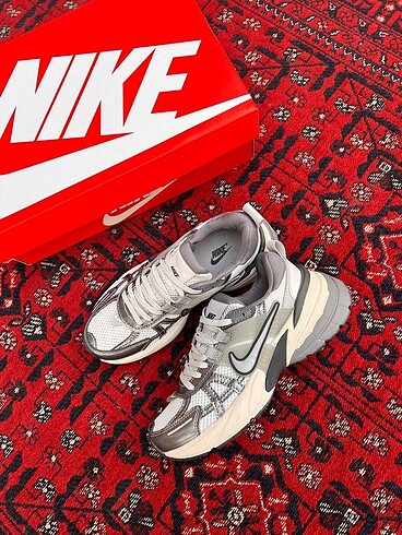 NİKE V2 RUN SNEAKERS