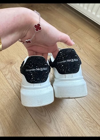 38 Beden beyaz Renk Arkası taşlı mcqueen