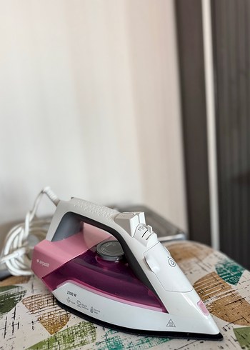 Arçelik Beyaz ve mor buharlı ütü 2200W gücünde