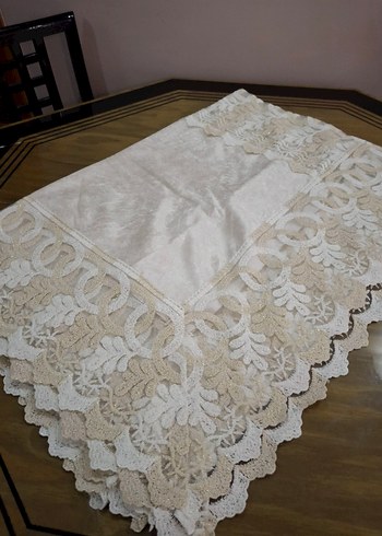 Güpürlü krem bej renkli parlak Masa Örtüsü 160 ×220 ölçüleri