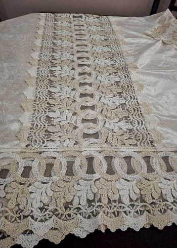 Beden Güpürlü krem bej renkli parlak Masa Örtüsü 160 ×220 ölçüleri