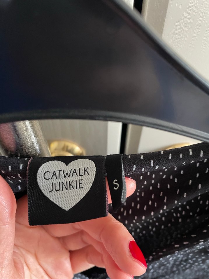 Siyah V Yakalı short tulum Kısa Kollu, Salaş Kesim - Görsel 4