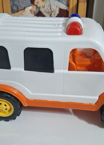 Beyaz ve Renkli Oyuncak Araba - Görsel 3