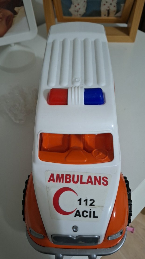 Beyaz ve Renkli Oyuncak Araba - Görsel 2