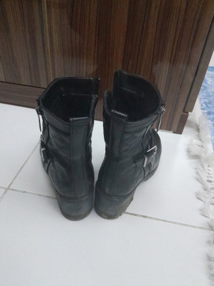 Tokalı Siyah Deri Kadın Botu - Görsel 3