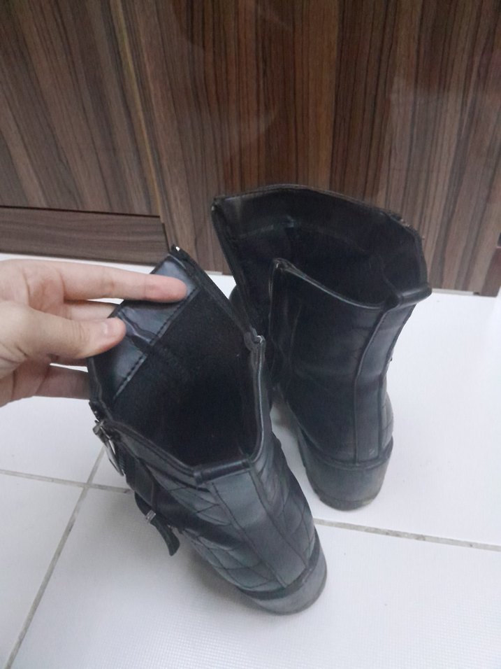 Tokalı Siyah Deri Kadın Botu - Görsel 2