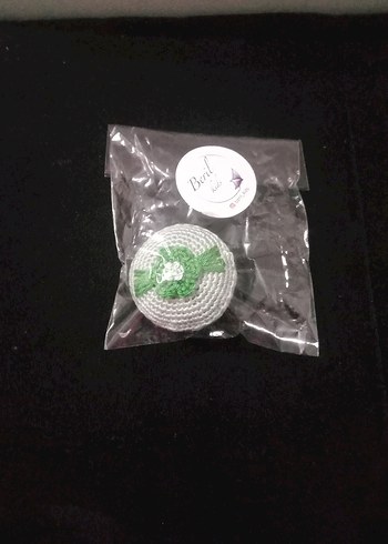 Yeşil renkli lastik toka