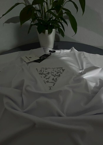 Guess beyaz nakışlı tişört - Görsel 2