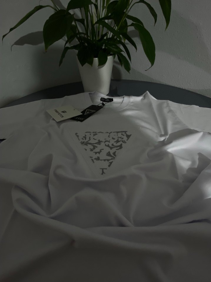 Guess beyaz nakışlı tişört - Görsel 2