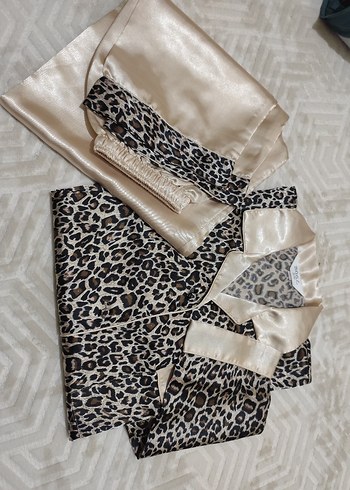 Leopar Desenli Saten Pijama Takımı