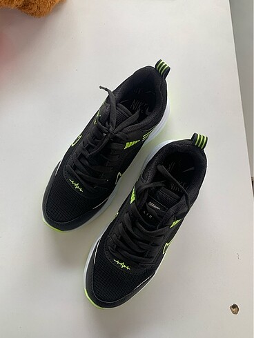 Nike Nike siyah yeşil bez model spor ayakkabımız