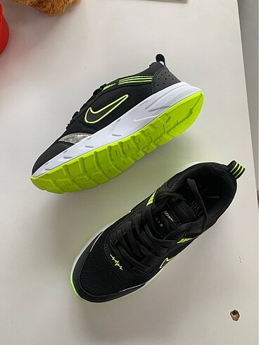 36 Beden Nike siyah yeşil bez model spor ayakkabımız