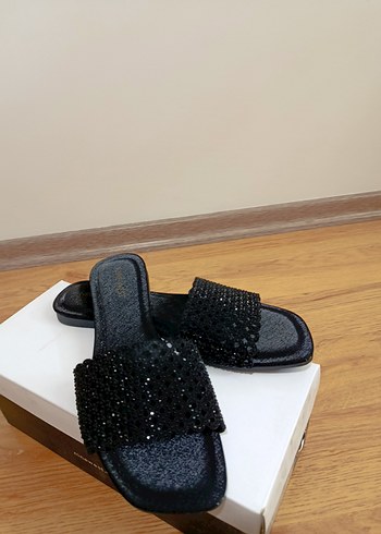 Siyah Boncuk İşlemeli Kadın Terlik nine West