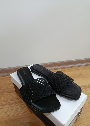 39 Beden Siyah Boncuk İşlemeli Kadın Terlik nine West