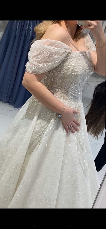 Parlak, simli ve işlemeli gelinlik - Görsel 5