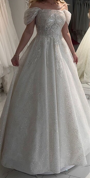 Parlak, simli ve işlemeli gelinlik - Görsel 6