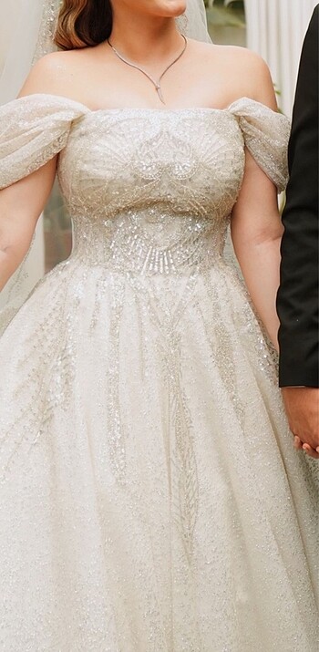 Parlak, simli ve işlemeli gelinlik - Görsel 7