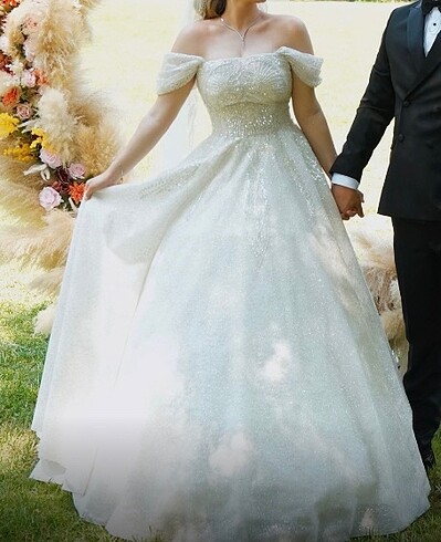 Parlak, simli ve işlemeli gelinlik - Görsel 9