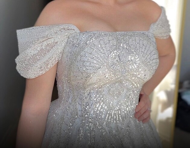 Parlak, simli ve işlemeli gelinlik - Görsel 10