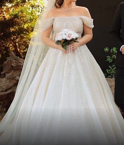 Parlak, simli ve işlemeli gelinlik - Görsel 11