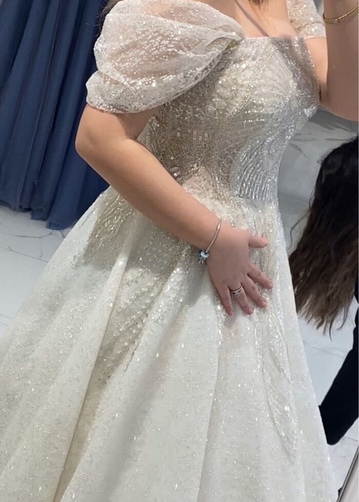 Parlak, simli ve işlemeli gelinlik - Görsel 5