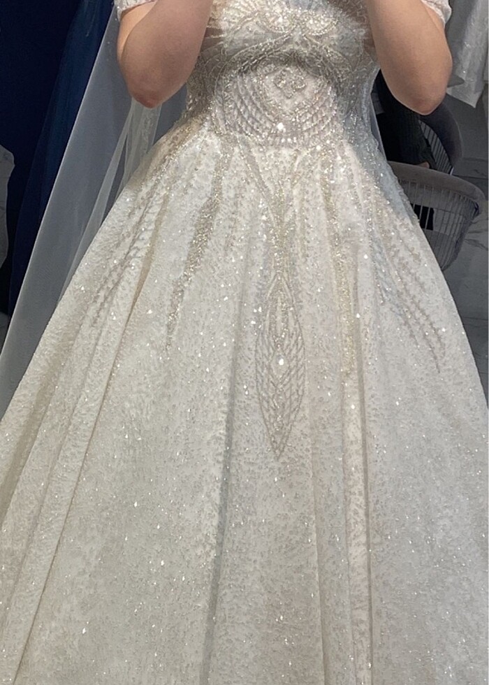 Parlak, simli ve işlemeli gelinlik - Görsel 3