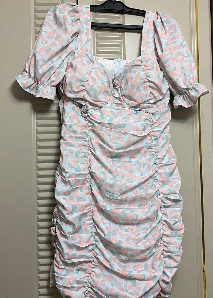 Balon kollu göğüs pedli elbise - Görsel 2