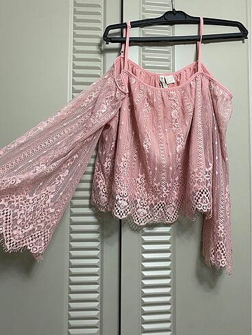 H&M dantelli crop bluz