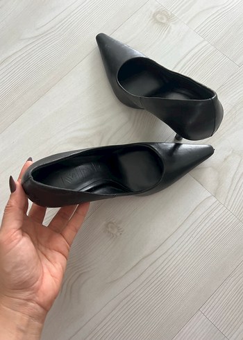 Mango Siyah Yılan Desenli Tokalı Stiletto