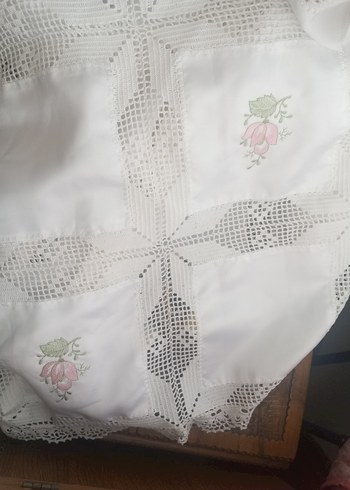 Beden Nakışlı Beyaz Masa Örtüsü