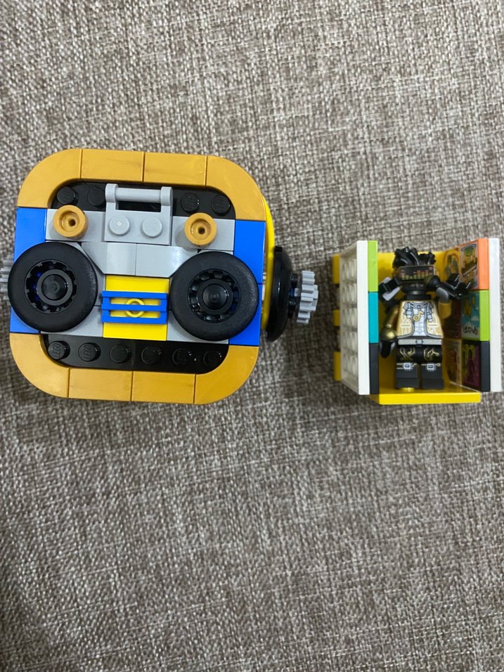 Sarı ve Gri Lego Parçaları ve Figür - Görsel 2