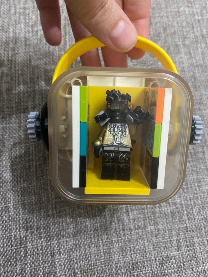 Sarı ve Gri Lego Parçaları ve Figür - Görsel 3