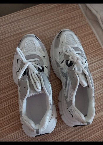 Gri Beyaz Bağcıklı Kadın Spor Ayakkabı