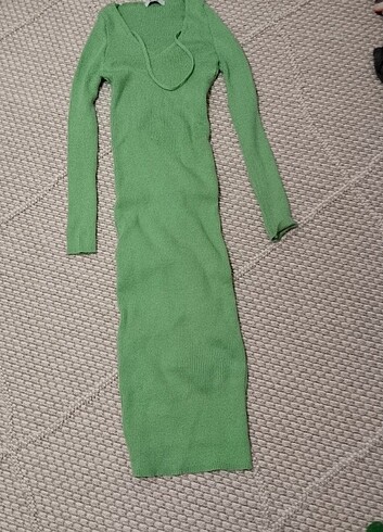 Yeşil vücudu saran uzun triko elbise