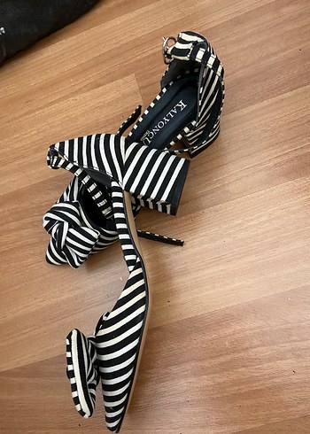 Diğer Zebra Desenli Tokalı Topuklu Kadın Ayakkabı