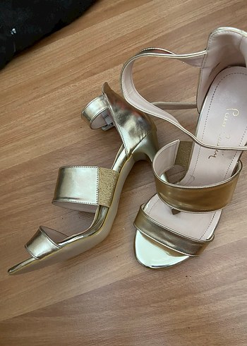 Pierre Cardin Parlak Altın Tokalı İnce Topuklu Kadın Ayakkabı