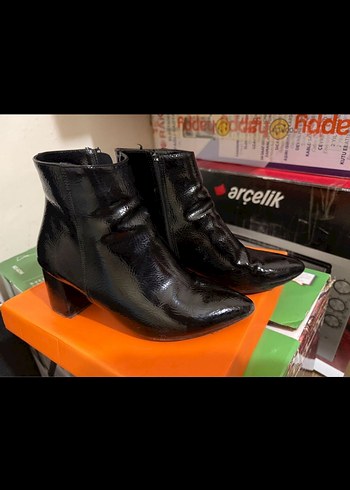 Siyah Topuklu Deri Bot - Görsel 3