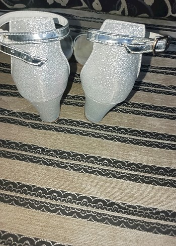 Metal Tokalı Gri Yılan Desenli Topuklu Sandalet - Görsel 4