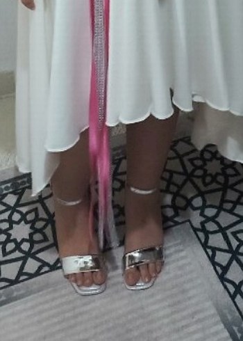 Metal Tokalı Gri Yılan Desenli Topuklu Sandalet - Görsel 2