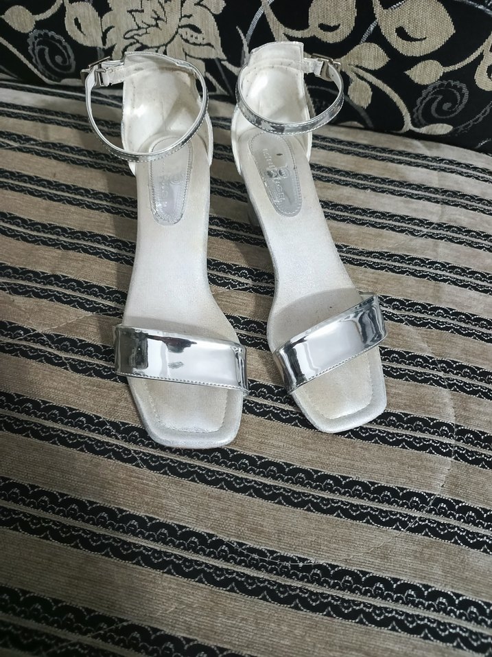 Metal Tokalı Gri Yılan Desenli Topuklu Sandalet - Görsel 3