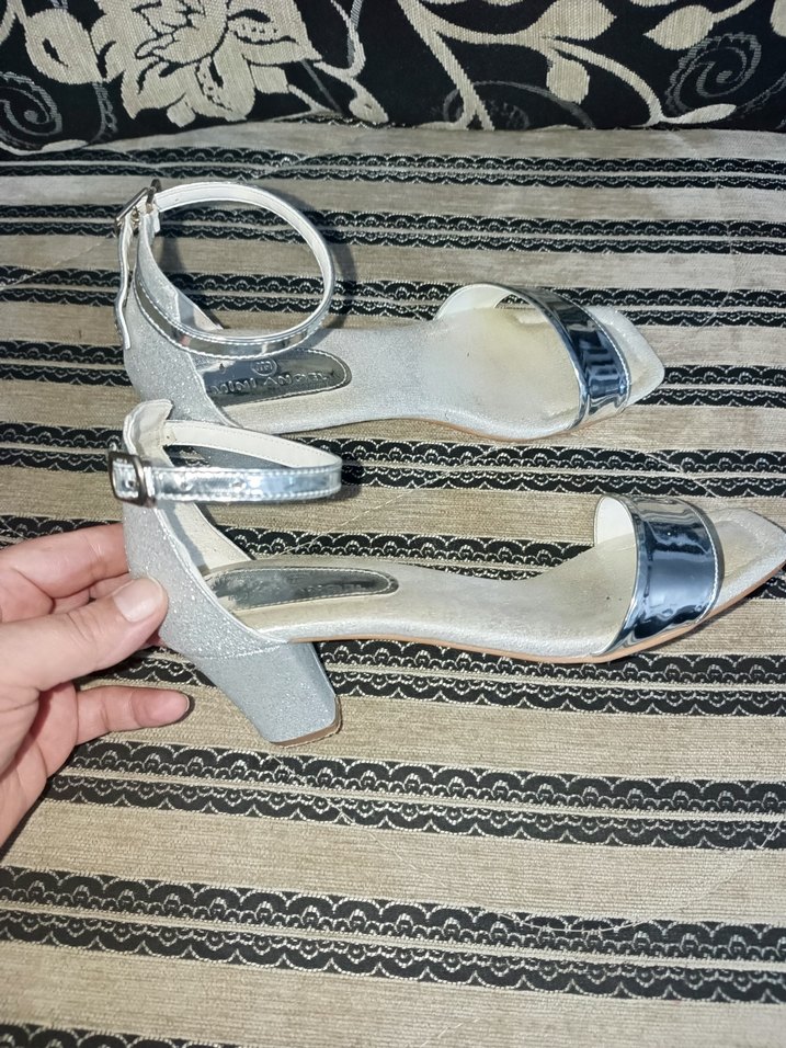 Metal Tokalı Gri Yılan Desenli Topuklu Sandalet - Görsel 5