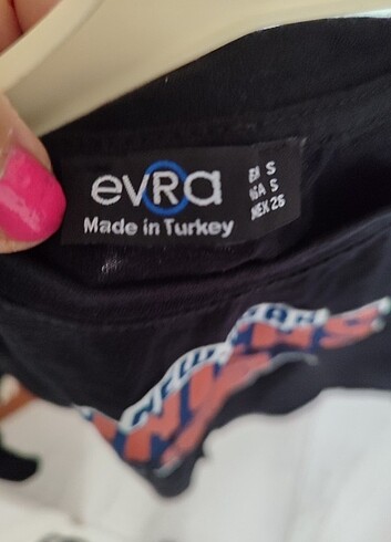 s Beden EVRA MARKA CROP HİÇ GİYİNMEDİM HEDİYE GELDİ BANA DAR GELDİ BOY O